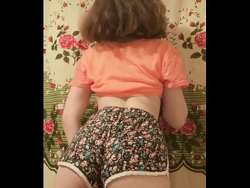 ❤️ 性感的年轻宝贝在镜头前脱下她的短裤 ️❌ Porno❤