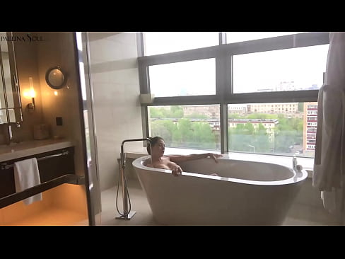 ❤️ 巨大的宝贝 激情地在浴室里撸起了她的阴部 ️❌ Porno❤