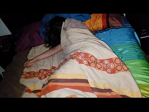 ❤️ 继子在年轻的继母睡觉时责骂她 ️❌ Porno❤